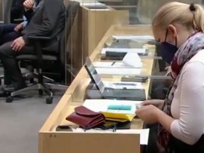 Фатена на камера! Австриска пратеничка која е одговорна за карантин на невакцинираните, во собрание лажира ковид пасош.